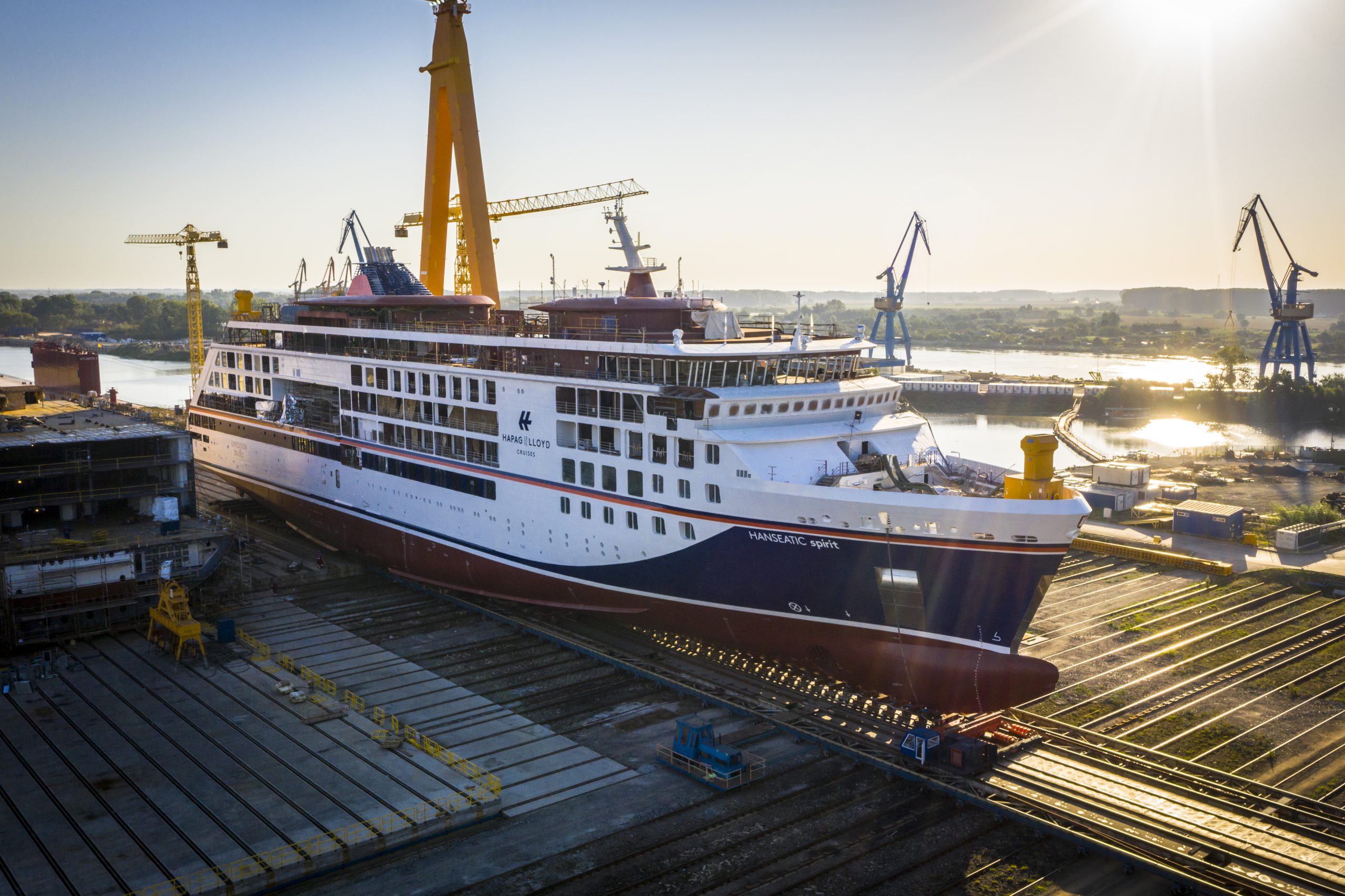 Hapag-Lloyd Cruises - HANSEATIC spirit hat erstmals Wasser unterm Kiel