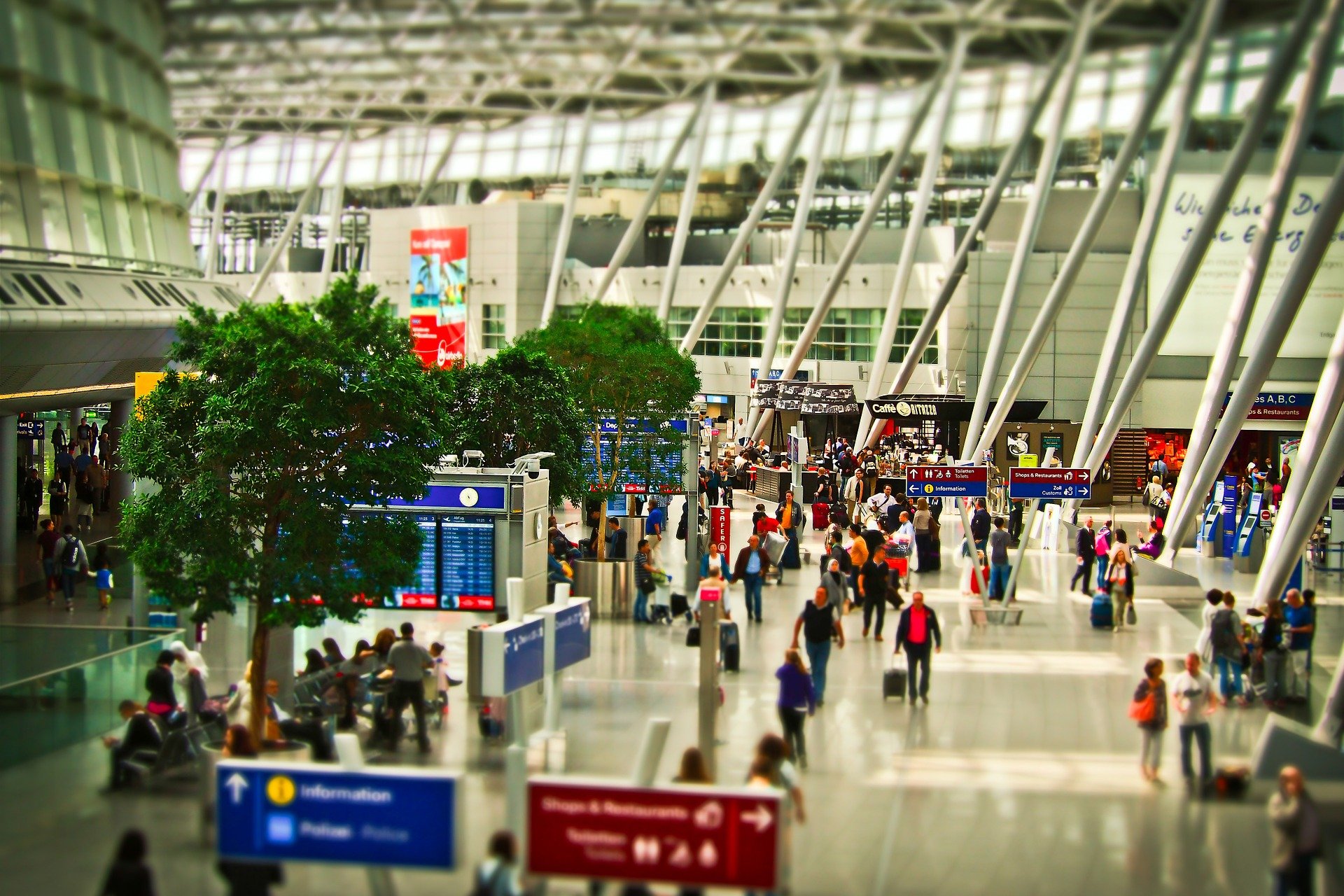 Mehrere 100 000 Passagiere starten von den Flughäfen Düsseldorf und Köln/Bonn in den Urlaub
