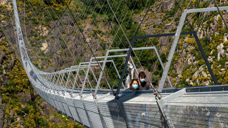 500 Meter lange Fußgänger-Hängebrücke in Portugal eingeweiht