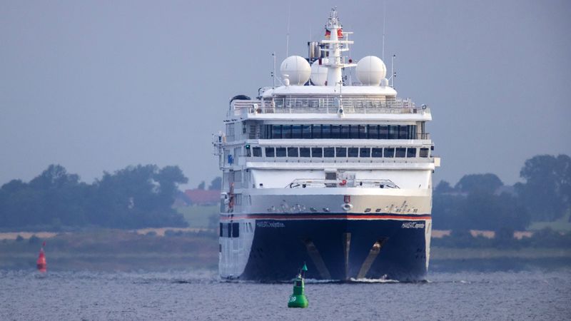 Erstes Kreuzfahrtschiff nach Corona-Zwangspause in Mecklenburg-Vorpommern angelegt