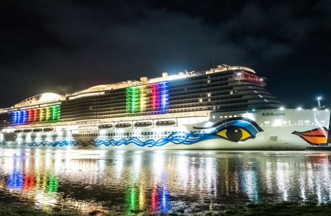 Neues Kreuzfahrtschiff AIDAcosma erreicht das offene Meer