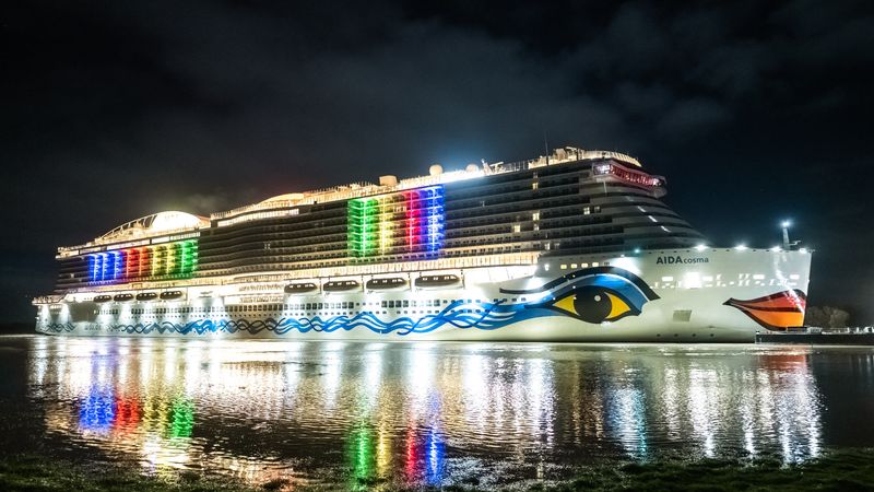 Neues Kreuzfahrtschiff AIDAcosma erreicht das offene Meer