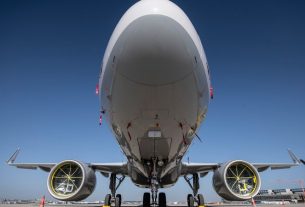 Trotz anhaltender Personalprobleme versprechen die deutschen Flughäfen einen stabileren Betrieb als im Vorjahr. «Die Reisesaison 2023 wird deutlich besser laufen, aber die Bewältigung der Oster- und Sommerpeaks wird je nach Flughafen und Prozessstelle fordernd sein», erklärte der Präsident des Branchenverbands ADV und Frankfurter Flughafenchef, Stefan Schulte. Man bereite sich mit den Systempartnern wie Flugsicherung, Bundespolizei, Airlines und Dienstleistern derzeit intensiv auf die anstehende Reisesaison vor, hieß es nach der Frühjahrstagung des Verbandes. Personalprobleme könnten anhalten So würden Prozesse automatisiert, Kräfte an den Passagierkontrollen flexibler eingesetzt und Verkehrsspitzen entflochten. Gleichwohl rechnen die Flughäfen mit anhaltenden Personalproblemen und verlangen Erleichterungen, um Arbeitskräfte außerhalb der EU schneller anwerben zu können. Für das laufende Jahr erwartet der Verband, dass 82 Prozent der Passagierzahl aus dem Vor-Corona-Jahr 2019 wieder fliegen werden. Im Sommer dürften einige Flughäfen das Vorkrisenniveau wieder erreichen. Der Luftverkehr in Deutschland bliebe damit weiterhin stark hinter den meisten europäischen Luftverkehrsmärkten zurück. Der ADV führt das auch auf hohe Gebühren für Flugsicherung und Luftsicherheit zurück, auf die man keinen Einfluss habe.