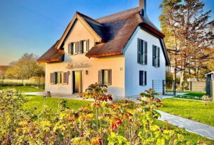 Reethaus Bernadette direkt am Meer bis 8 Personen Sauna Wlan Kamin Waschm Grundstück eingezäunt Urlaub mit Hund