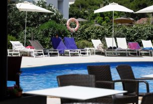 Streit um reservierte Liegen am Pool