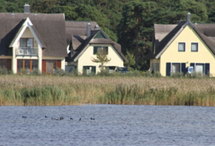Urlaub mit Hund Reethaus Strandvogt mit herrlichem Wasserblick drei Schlafzimmer zwei Bäder Kamin Wlan Strandkorb Außenkamin