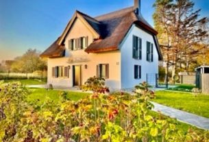 Urlaub mit Hund Reethaus eingezäunt bis 8 Personen vier Schlafzimmer zwei Bäder Gäste WC finnische Sauna Außengrill Wlan Waschmaschine großer TV Bildschirm ca 100 m zur Ostsee ca 400 m zum Ostseebadestrand