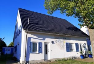 Eingezäuntes Ferienhaus mit finnischer Sauna direkt am Meer ca 80 m zum Badestrand Ostsee Rügen Glowe