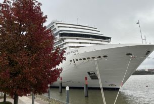 Die MSC Poesia läuft zum ersten Mal das Cruise Center HafenCity in Hamburg an