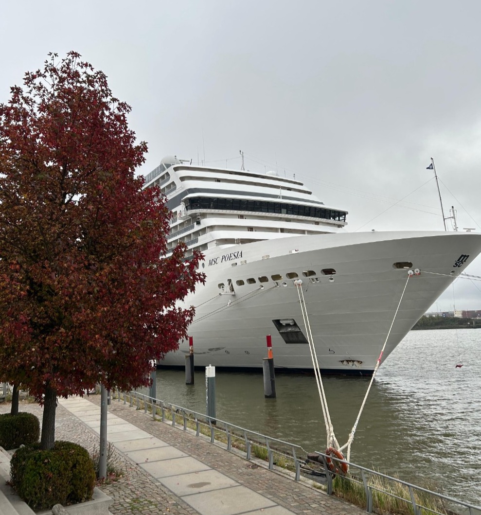 Die MSC Poesia läuft zum ersten Mal das Cruise Center HafenCity in Hamburg an