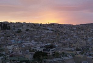 Die kaiserliche Perle: Königstadt Fès und älteste Medina Marokkos