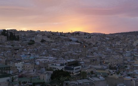 Die kaiserliche Perle: Königstadt Fès und älteste Medina Marokkos