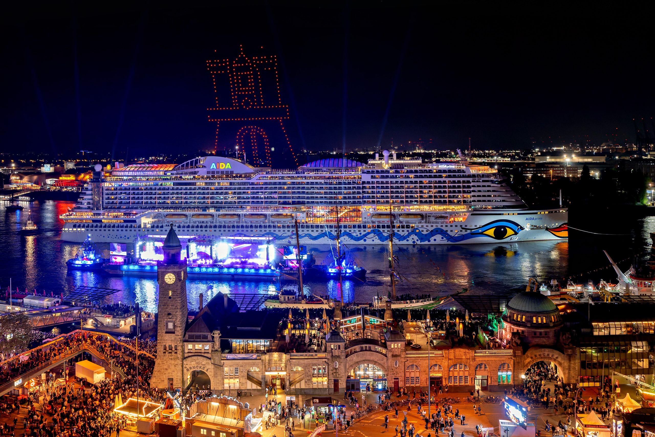 Fernweh pur zum 837. HAFENGEBURTSTAG HAMBURG: AIDA Cruises präsentiert sich mit drei Schiffen und großer Urlaubswelt an Land